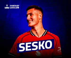 صورة لاعب كرة قدم يرتدي قميصاً أحمر وابتسامة عريضة، مع كتابة "SESko" وشعار "FANTASY 24 CLUB" على خلفية زرقاء داكنة.