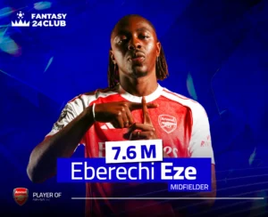 لاعب خط وسط أرسنال إيبراتشي إيزي يحتفل مرتدياً قميص الفريق الأحمر، مع ظهور قيمة اللاعب 7.6 مليون في لعبة الفانتازي.