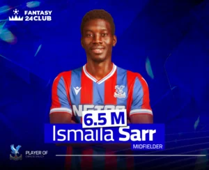 إسماعيلا سار، لاعب جناح كريستال بالاس، مرتدياً قميص الفريق الأزرق والأحمر، مع ظهور قيمة اللاعب 6.5 مليون في لعبة الفانتازي.