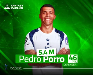 بيدرو بورو لاعب توتنهام، بسعر 5.4 مليون و46 نقطة، يبرز كمدافع مرشح للتألق في تشكيلة الفانتازي بخلفية خضراء.
